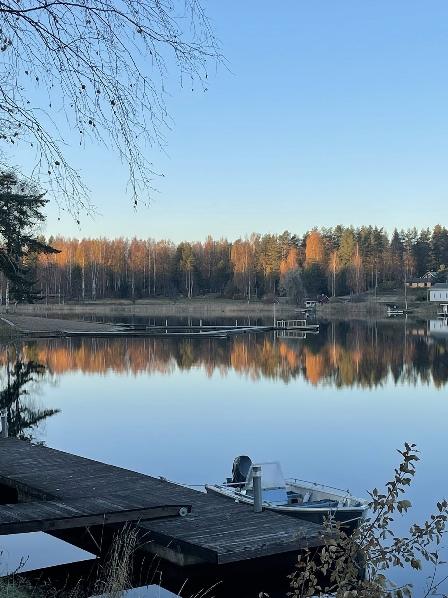 Cảnh hồ mùa thu lúc chưa có tuyết 